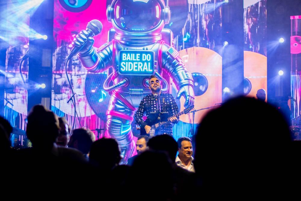 Show com o astronauta Sideral no telão de LED