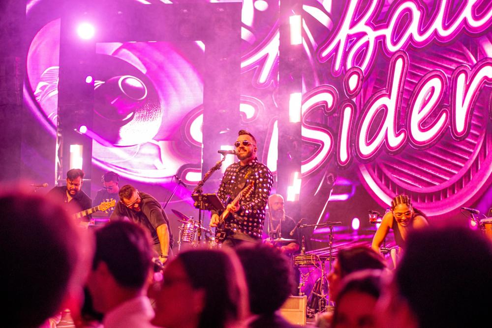 Banda completa em palco rosa